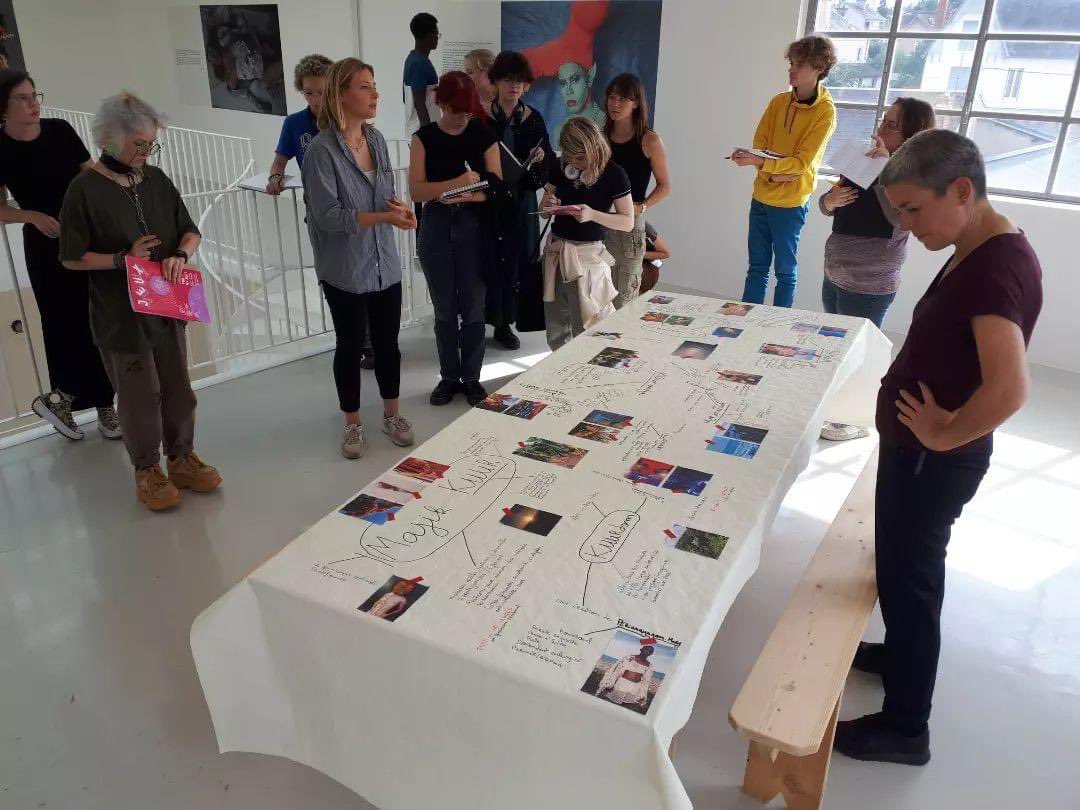 Les étudiant.es de la nouvelle promotion d'étudiant.e.s de la CPES-CAAP du lycée Alain-Fournier de Bourges visitent l'exposition ☆Make a space for my body☆ au centre d'art contemporain le Transpalette, exposition-dialogue, Esther Ferrer et Brandon Gercara