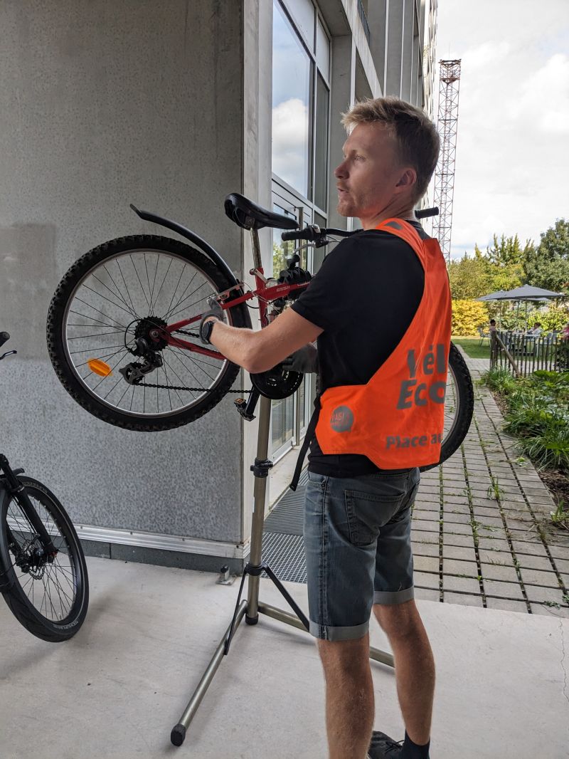 2 semaines pro-vélo chez SII Atlantique ! 🚴‍♂️

- Atelier d'entretien vélo entre collègues le 5 🛠️
- Session de conduite en ville le 7 avec Place au Vélo Nantes 🚦
- Formation sur l'entretien et le réglage des vélos le 12 🧰

Merci aux participants et au formateur👏

#OEPV #velotaf
