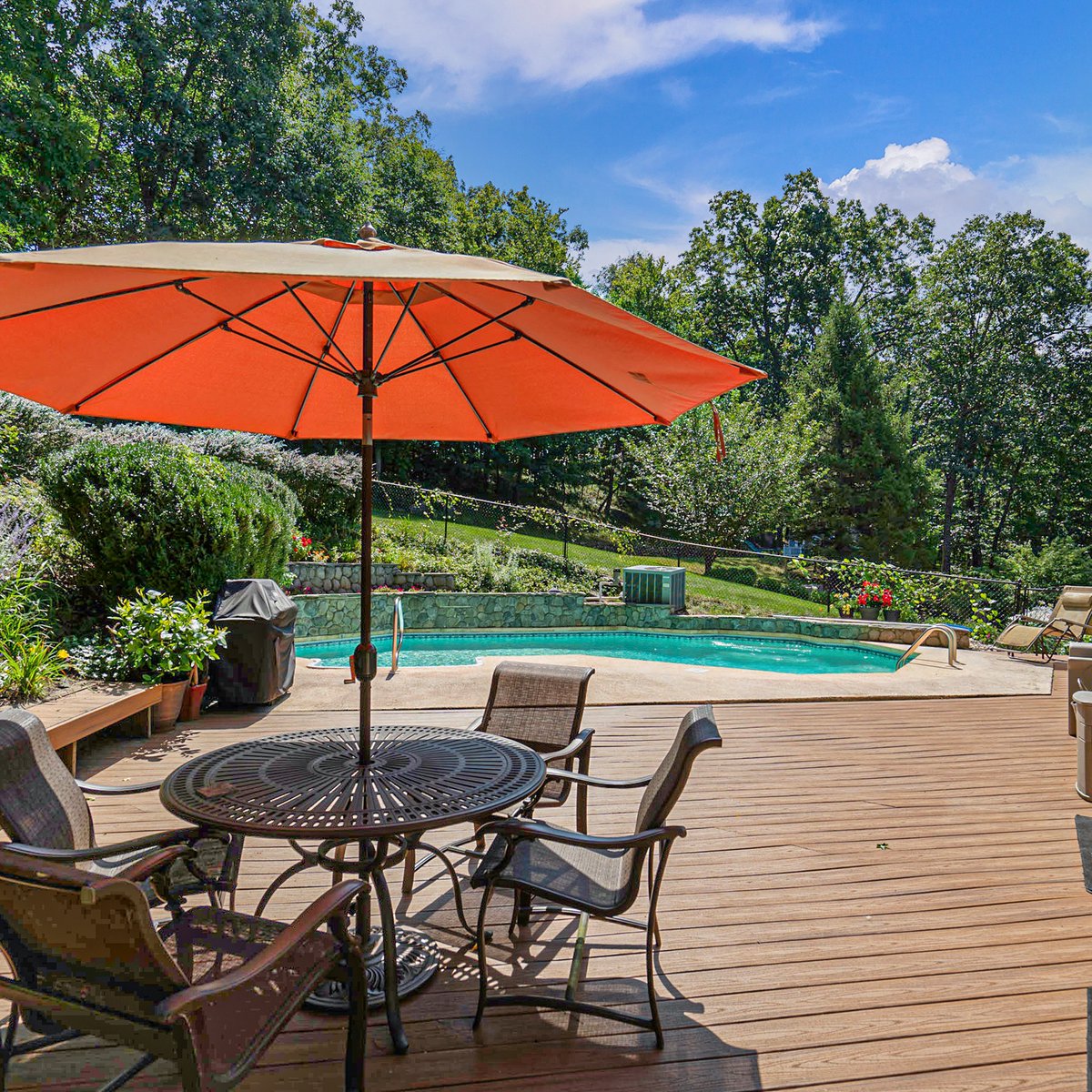 TrudiIglesias's tweet image. Multiple offers are still happening. Wonder what your home in NOW worth? It's probably more than you think. DM for a custom and private home valuation or check out the link in our bio for an instant estimate.
#theiglesiasteam #bedford #bedfordrealestate