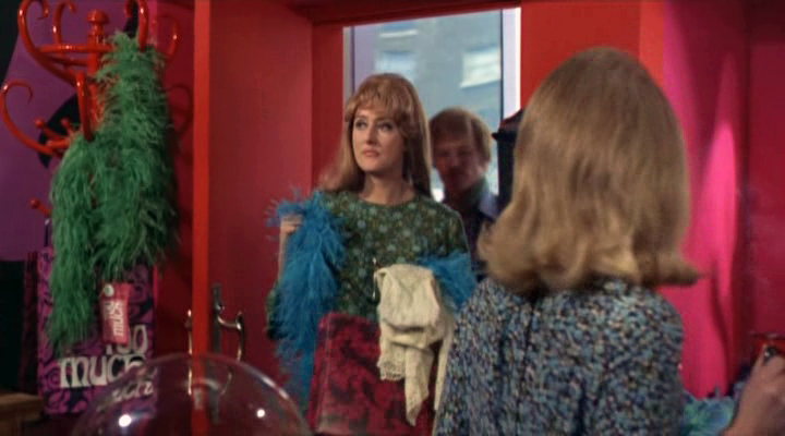 crombiemedia's tweet photo. La commedia #SmashingTime (1967) di Desmond Davis con Rita Tushingham e Lynn Redgrave, sceneggiata da George Melly (in seguito autore del saggio "Revolt into Style"), è una riuscita satira della Swinging London. https://t.co/3fKtRLsdu7