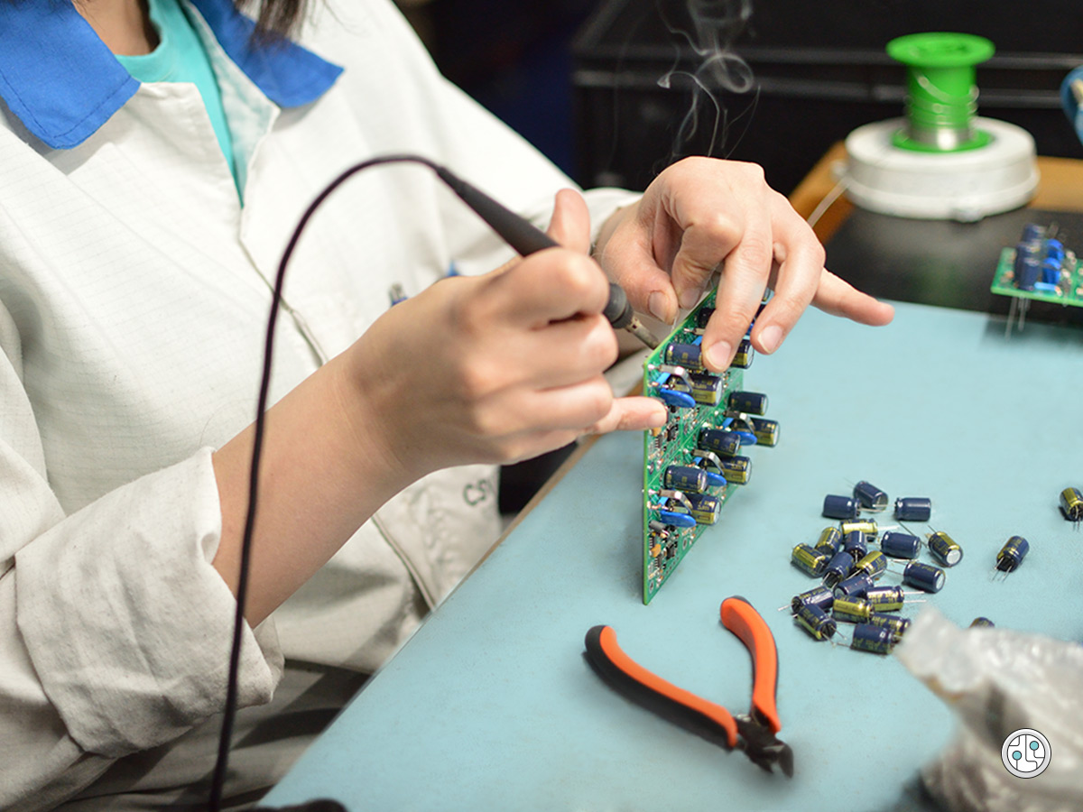 #Ensamblando #condensadores. Este tipo de #componentes se utilizan para el #almacenamiento de #CargaEléctrica, que será liberada a diferentes sistemas de la #electrónica. Nuestro personal cualificado remata y revisa las #PCBs que fabricamos para nuestros clientes.