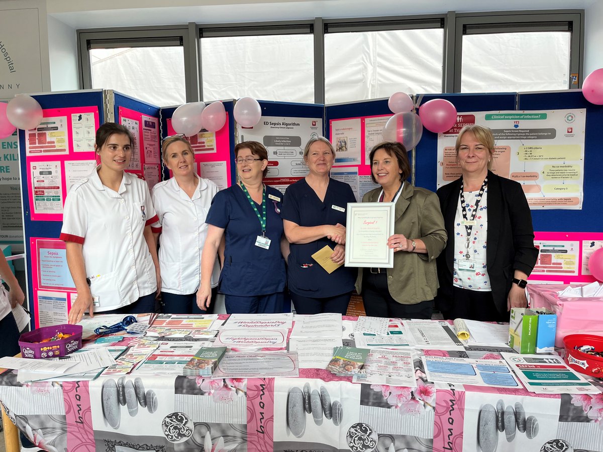 Hanora Campion, CNM2 on Surgical 1, receiving a certificate and prizes for staff from Fiona McEvoy, Director of Nursing. Demonstrating 100% completion by staff of the Sepsis eLearning module on HSE Land. Well done to all staff on Surgical 1 on a great achievement. #WorldSepsisDay