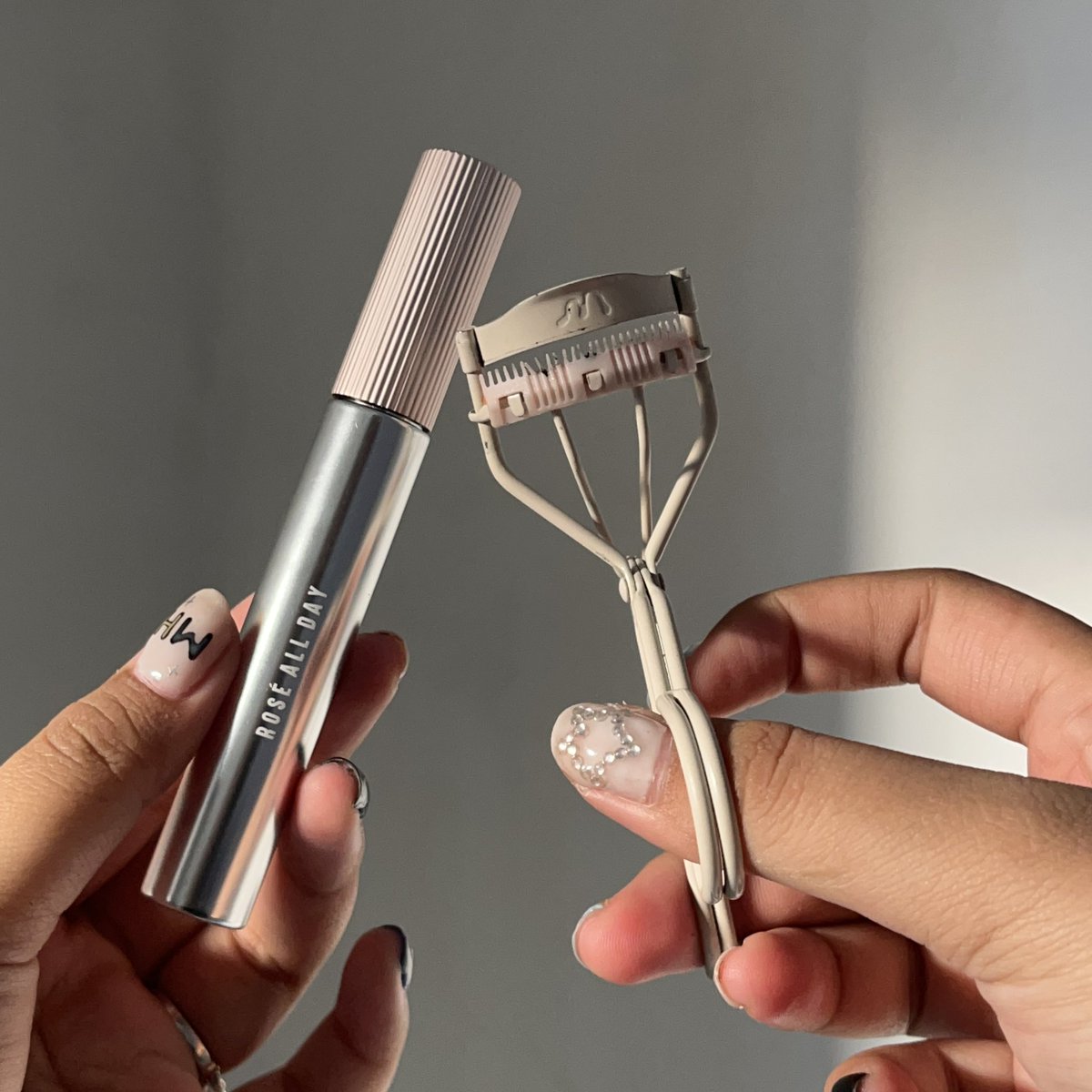 queerisy's tweet photo. buat yang bulu matanya malu-malu alias pendek dan tipis coba pakai penjepit bulu matanya madformakeup di combo sama mascaranya rose all day deh 👌🏻

kaya habis eyelash extension 😭 https://t.co/NZkXOXnAmy