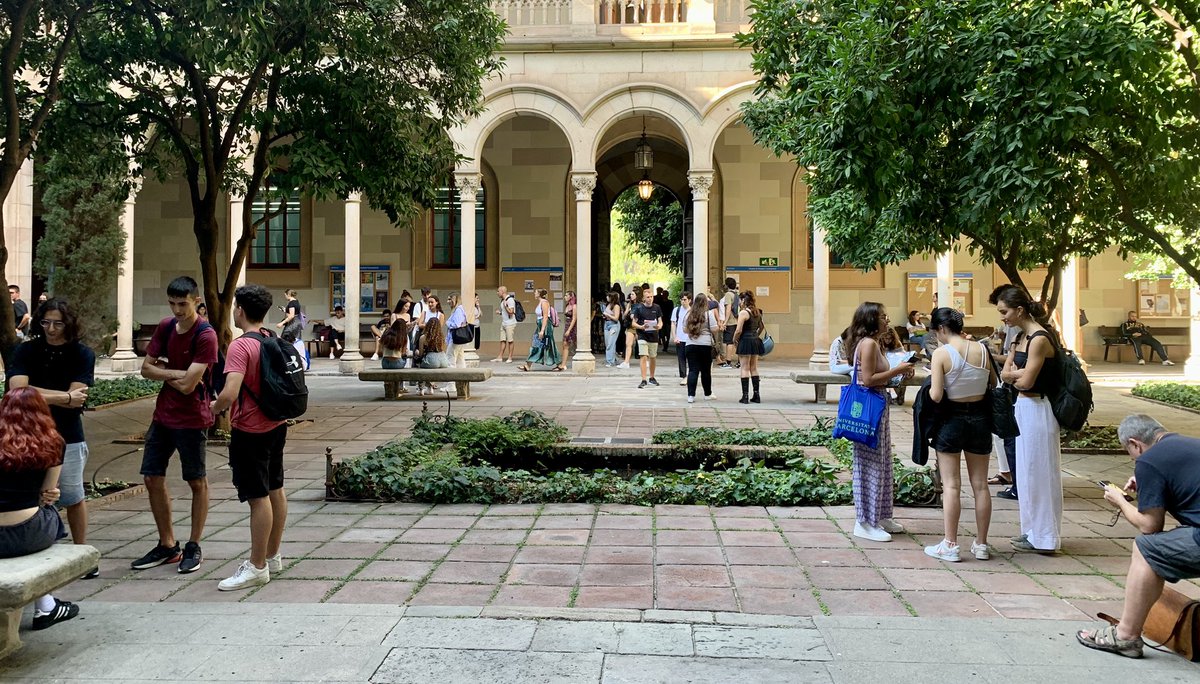 FilComUB's tweet photo. #SomFilComUB | 📸 Comencem el curs acadèmic amb molta il·lusió i les energies renovades. Trobareu tota la informació que necessiteu sobre horaris i aules en el web de la @filcomub.
👉 https://t.co/QtZWjvXOqb https://t.co/nQ4OgMcRiL