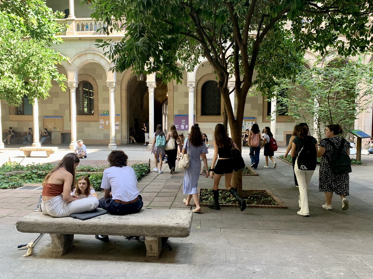 FilComUB's tweet photo. #SomFilComUB | 📸 Comencem el curs acadèmic amb molta il·lusió i les energies renovades. Trobareu tota la informació que necessiteu sobre horaris i aules en el web de la @filcomub.
👉 https://t.co/QtZWjvXOqb https://t.co/nQ4OgMcRiL