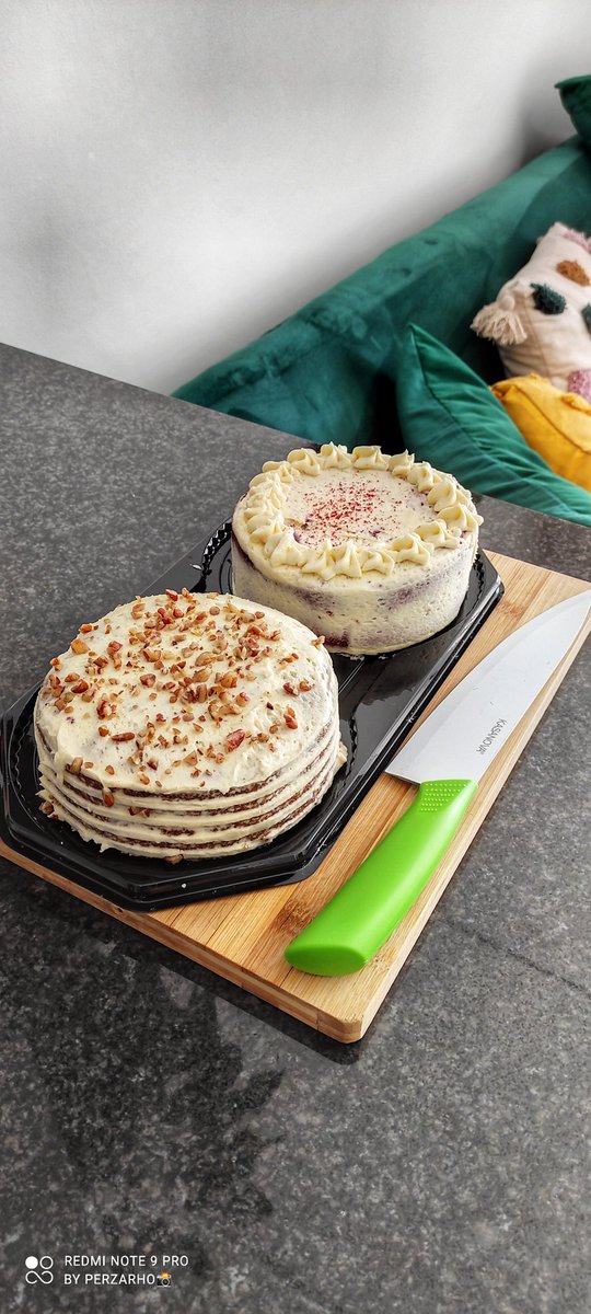 Perzarhos's tweet photo. Red velvet or carrot cake?? 🍰 https://t.co/jXLYvdmMmJ