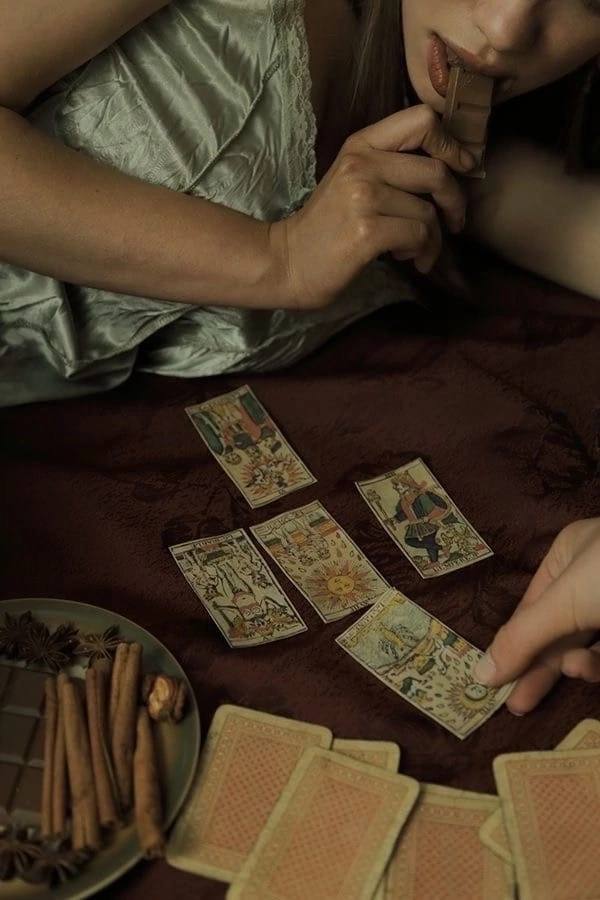 She was embarrassed to even talk to me.
But then I got used to it and started to blow my mind.

Charles Bukowski 
"Women"

#paintings #Writer #bukowski