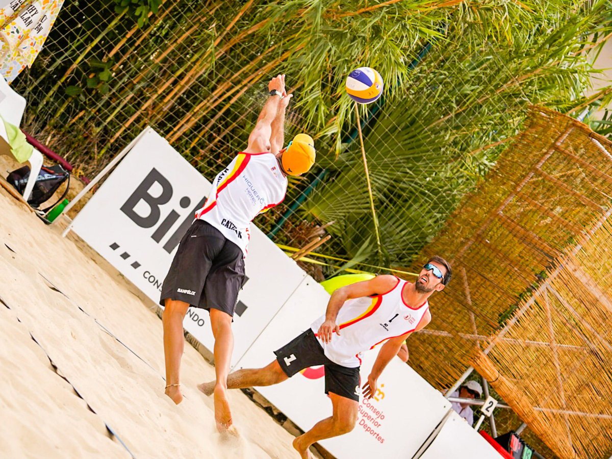 EspVoleyPlaya's tweet photo. #WEVZA en Battipaglia, ITA 🇮🇹‼️Actualizamos RESULTADOS de las parejas españolas en los enfrentamientos de esta mañana ⬇️
✅ Una VICTORIA 👉🏽 directos a 1/4 DE FINAL 🔝 🇪🇸Moreno/Sanfélix derrotan a los italianos Pizzolo/Tosatto🇮🇹 y se colocan LÍDERES del GRUPO D 🆙 https://t.co/th2ixULAt5