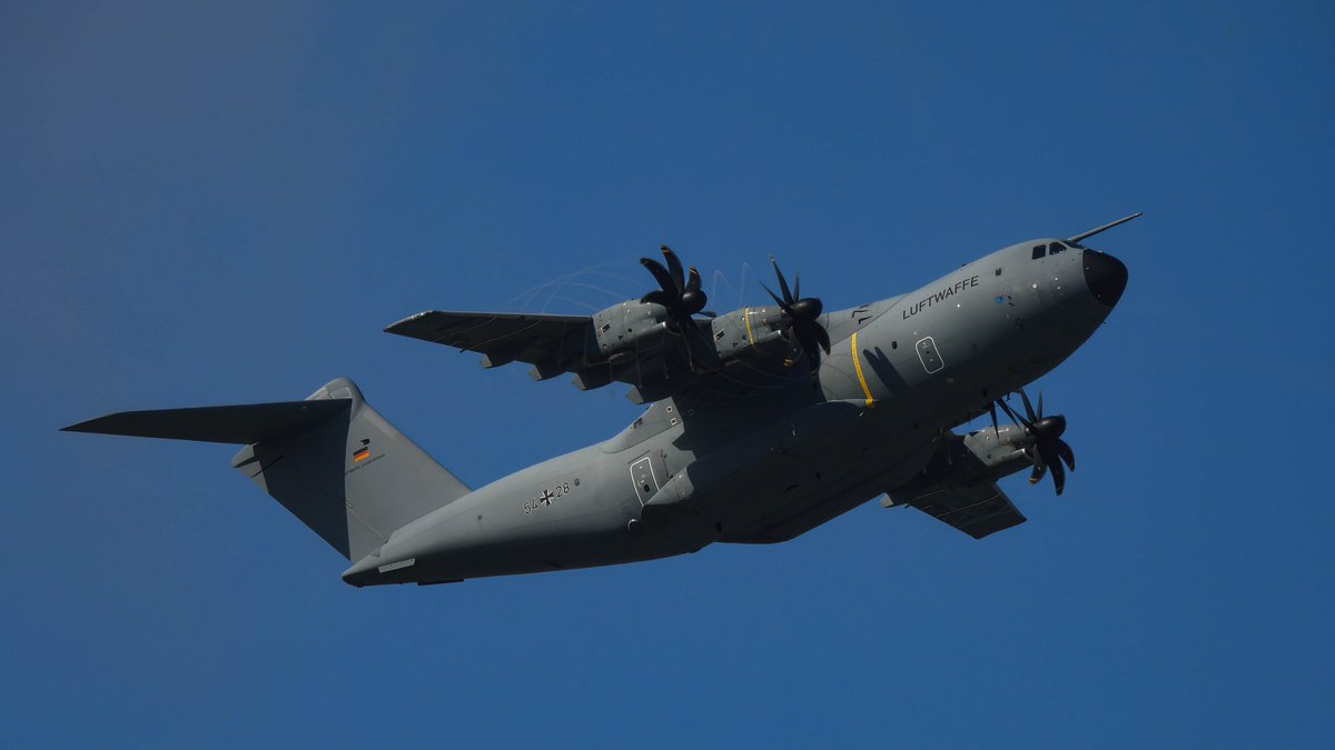 EHEH_Spotter's tweet photo. #FalconLeap2023 🌤️🌦️ = #VORTEX @ A400

🇩🇪German Air Force Airbus A400M 54+28 as flight #VALOR01 

🇬🇷Hellenic Air Force Lockheed C-130H Hercules 741 as flight #ROGUE03 

🇷🇴Romanian Air Force Alenia C-27J Spartan 2701 as #ROGUE04

#NLspot #garden https://t.co/2QQUHh3WhE