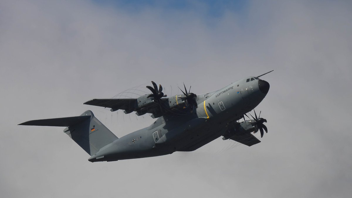 EHEH_Spotter's tweet photo. #FalconLeap2023 🌤️🌦️ = #VORTEX @ A400

🇩🇪German Air Force Airbus A400M 54+28 as flight #VALOR01 

🇬🇷Hellenic Air Force Lockheed C-130H Hercules 741 as flight #ROGUE03 

🇷🇴Romanian Air Force Alenia C-27J Spartan 2701 as #ROGUE04

#NLspot #garden https://t.co/2QQUHh3WhE