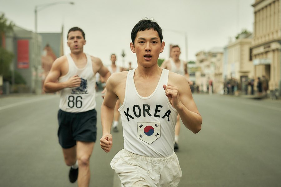 청춘을 대표하던 그가 나라를 대표하는 인물이 되어 연기하기까지 9년의 시간이 흘렀다. 오히 려 자극적인 지점이 없는 선역이 관객을 매혹시 키기란 쉽지 않음에도 예나 지금이나 어려움과 맞서 싸우는 작은 체구의 그를 응원하게 만드는 힘. 그게 바로 임시완이라는 배우가 지닌 힘이다.