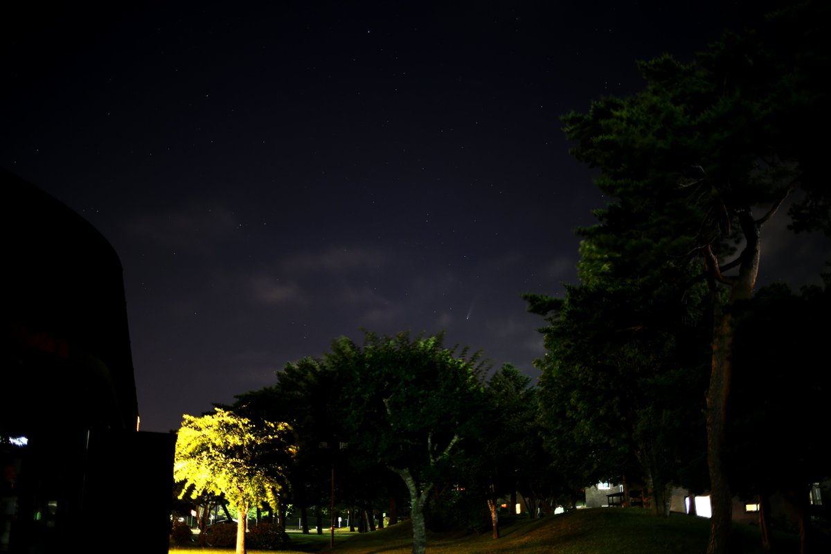 今日の画像は、３年前の７月に撮影したネオワイズ彗星です。ハードディスクの中身を整理していて見つけたものです。左側は８丁目通りの国道275号線に近い場所、右側は街中の江別市立情報図書館の前庭から撮影したものです。小さいけれども尾のある彗星が写っています。yasui