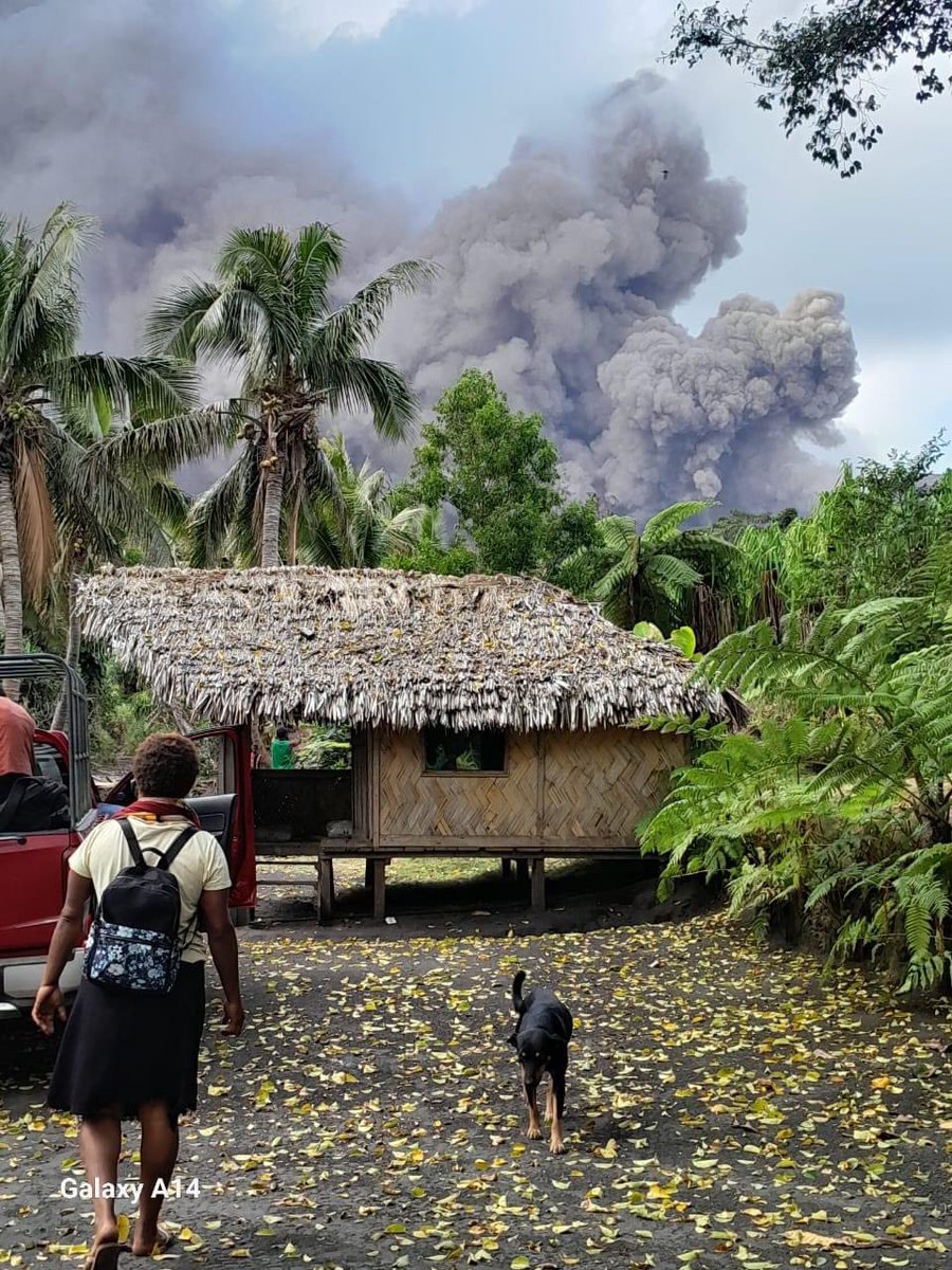 🇻🇺 Yasur Volcano spouting volcanic ash on 12/09. Nearby villages were advised to protect water sources &amp; wash garden produce b4 consumption. As of today, things have settled &amp; Volcano Alert Level (VAL) is 2. Geohazards dept continues to closely monitor Yasur 🌋

📷 P Yakapas