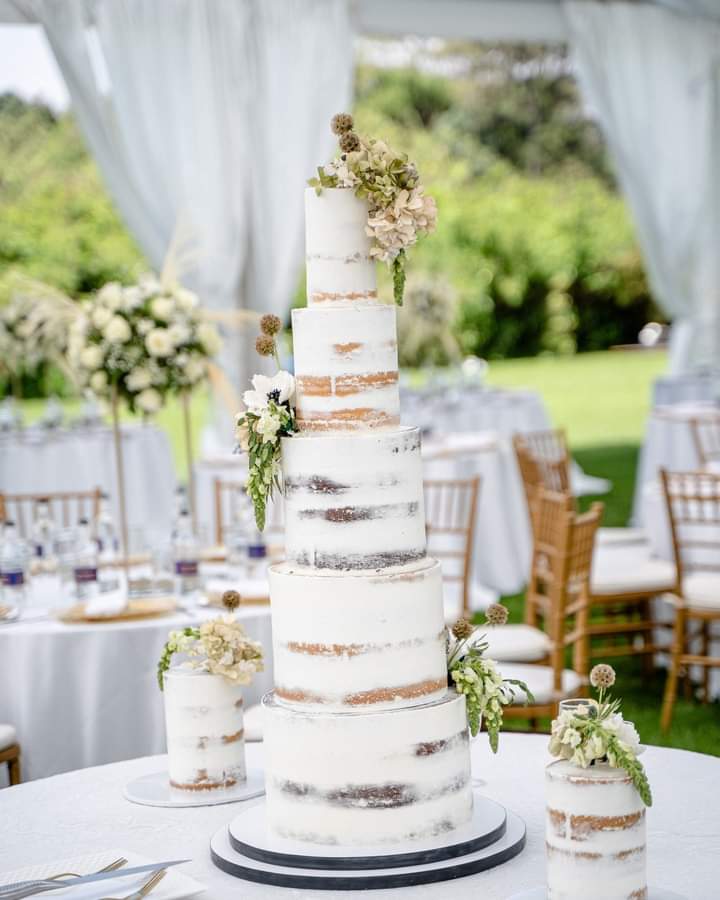JabaliEvents's tweet photo. One part we can't dare miss in a wedding is capturing the cake! https://t.co/XnOzzhZdjQ