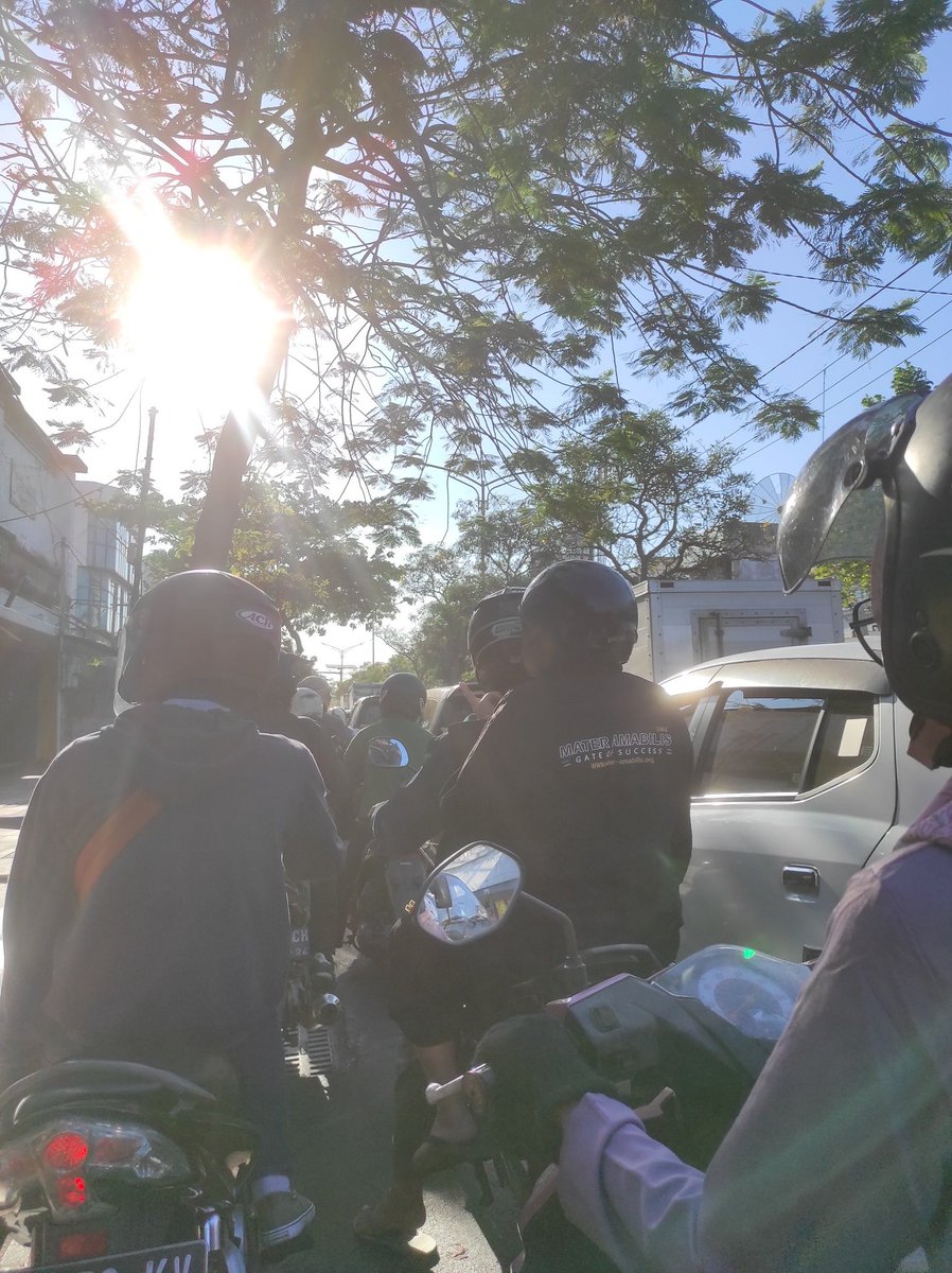 Aldeaeriand's tweet photo. Pikiran lagi gakaruan, lewatin jalan mancet dan panas pun cuma pasrah aja https://t.co/nGBTazD2xi