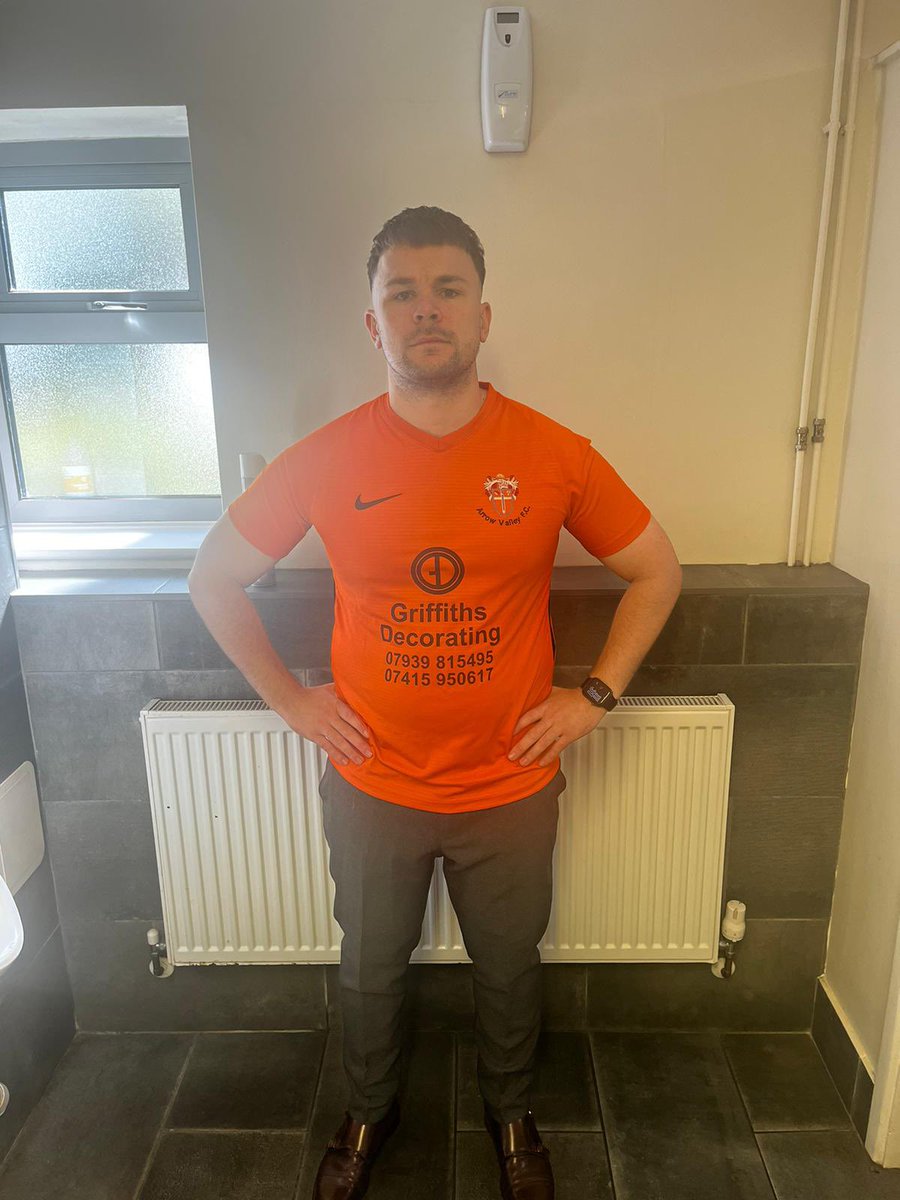 ArrowValleyFC's tweet photo. The fans have been screaming it for years. And MVP @Shaneohancox has been busy 🤝🏻

Welcome @PeteHemming 😮😮

*Please note not all transfers are finalised in the gents toilets 

#Finally #TacticalGenius #StinksOfGoals https://t.co/GGosT9XsSb
