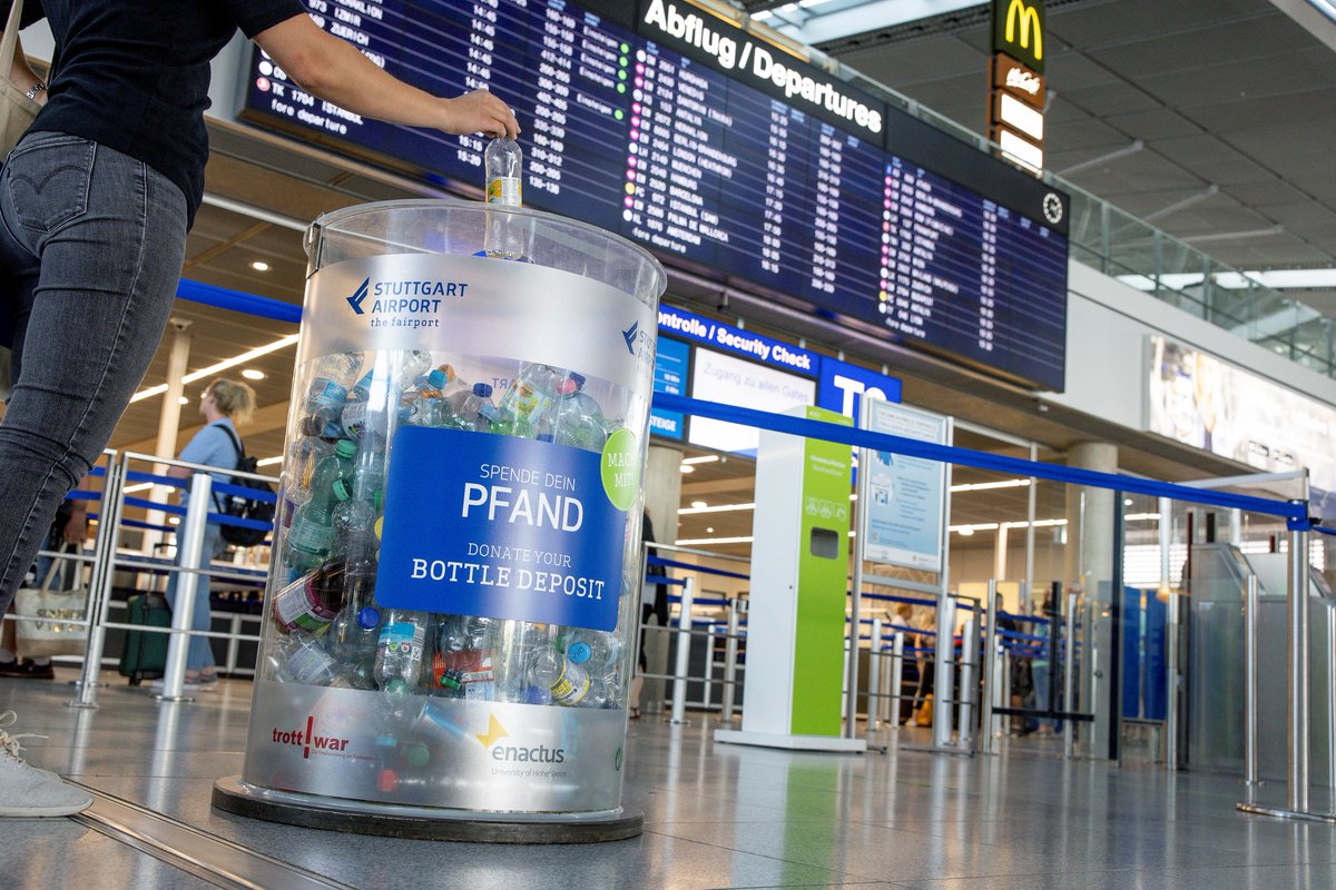 Wir sagen danke: Zehn Jahre Spende dein Pfand!🧴🎉 2013 hat der STR als erster Flughafen in Kooperation mit der Straßenzeitung @trottwarev und dem Grünen Punkt seine Fluggäste dazu angehalten, leere Flaschen für den guten Zweck zu spenden. Mehr Infos: bit.ly/3rgVSCk.