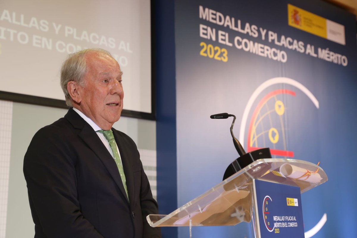 SE_Comercio's tweet photo. 🎖️🌍En la categoría #Comercio #Exterior:
➡️La Medalla al Mérito ha recaído en @rmysany, catedrático de Economía @unicomplutense, por su labor docente y de investigación.
➡️La Placa al Mérito en el Comercio 2023 ha sido otorgada al @GrupoRomeu por su proyección internacional. https://t.co/eU95Rxyo8h