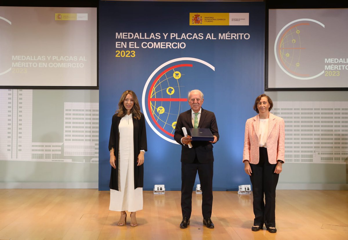 SE_Comercio's tweet photo. 🎖️🌍En la categoría #Comercio #Exterior:
➡️La Medalla al Mérito ha recaído en @rmysany, catedrático de Economía @unicomplutense, por su labor docente y de investigación.
➡️La Placa al Mérito en el Comercio 2023 ha sido otorgada al @GrupoRomeu por su proyección internacional. https://t.co/eU95Rxyo8h