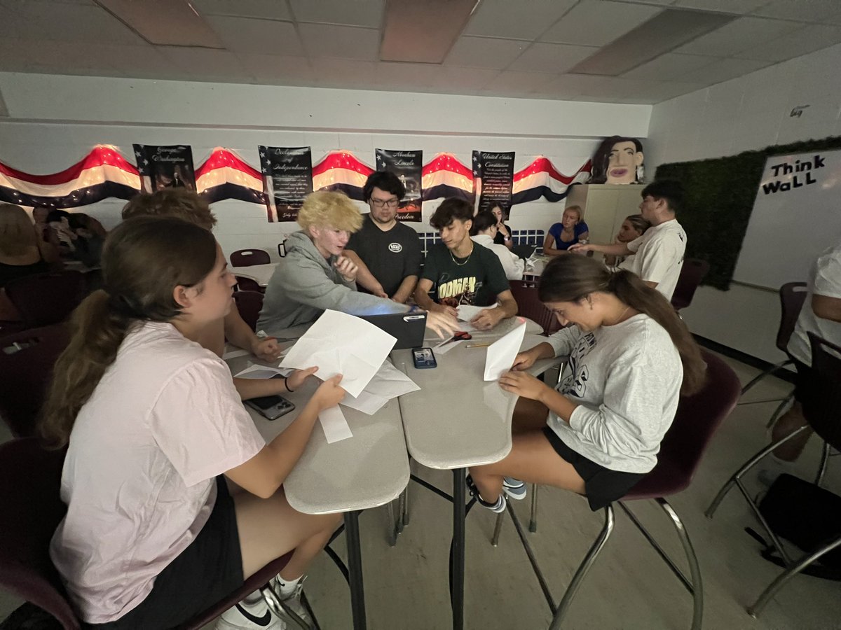 MsGregorakis's tweet image. Can you give directions? 🗣️ Peer Leaders learning on how to give effective verbal directions! #wearehowell #leadersinaction @BravermanHHS