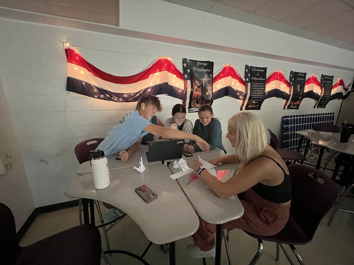 MsGregorakis's tweet image. Can you give directions? 🗣️ Peer Leaders learning on how to give effective verbal directions! #wearehowell #leadersinaction @BravermanHHS