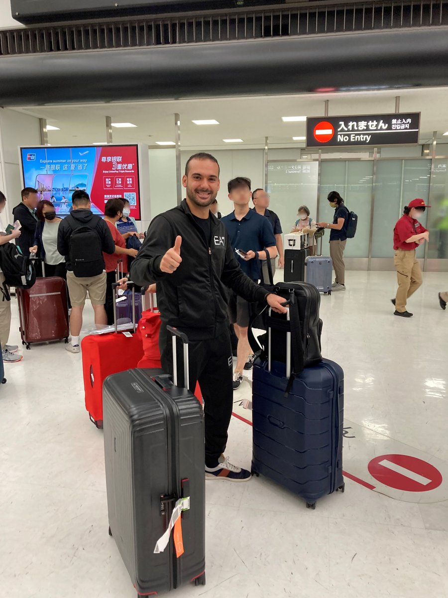 Welcome back Maestro!! 指揮のレオナルド・シーニが合流です。#ドン・カルロ