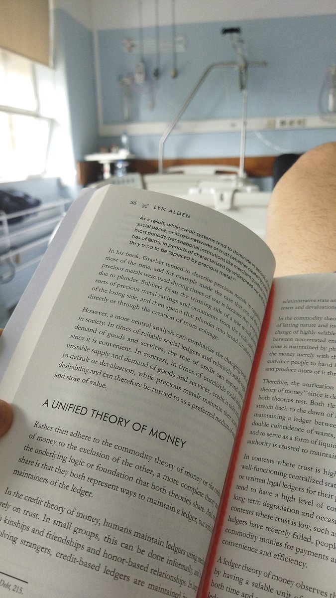 caueconomy's tweet photo. O mais recente livro da Lyn Alden, "Broken Money", é quase obrigatório para qualquer bitcoiner, mas também para quem não entende nada do assunto.

Infelizmente, estou passando por uns problemas de saúde e por conta disso não tenho conseguido publicar análises por aqui como de costume, mas o lado positivo é que me deu tempo para ler.

Vamos a alguns pontos sobre o livro👇

A linha de raciocínio que o livro trás é sensacional, te levando a conhecer os primórdios do conceito de moeda e da estruturação de bancos.

Por mais que ela fale diretamente que este não é um livro sobre Bitcoin, a verdade é que tudo que é abordado em termos de esteira monetária nos leva a refletir justamente como escapar do sistema financeiro tradicional.

Eu já sou bitcoiner, então na maior parte dos questionamentos que ela levantava, eu já sabia qual seria a resposta.

Um dos principais insights que tenho tirado agora pode ser bem traduzido no conceito de que alterações políticas são temporárias e locais, mas alterações tecnológicas são permanentes e globais.

Bitcoin não é uma alteração local e temporária, é parte do processo evolutivo tecnológico.

Pelo menos motivo que moedas fiduciárias prevaleceram frente ao ouro pelas suas capacidades tecnológicas de transferência, divisibilidade e custódia, o Bitcoin irá prevalecer frente a moedas fiduciárias.

Só que desta vez é possível ter um bem monetário de funcionalidades tecnológicas mais avançadas que o sistema anterior e ainda ser escasso.

"Who controls the ledger?"

É a pergunta mais feita durante o livro, respondida de formas distintas ao longo dos vários tipos de padrão monetário/bancário que existiram.

Dessa vez, nós controlamos o livro-razão e por nós quero dizer todos os participantes do sistema.

Pela primeira vez, temos um sistema financeiro apolítico, descentralizado, com melhores propriedades tecnológicas e escasso.

Se você ainda não percebeu isso, ainda vai a tempo, mas não demore muito.💡