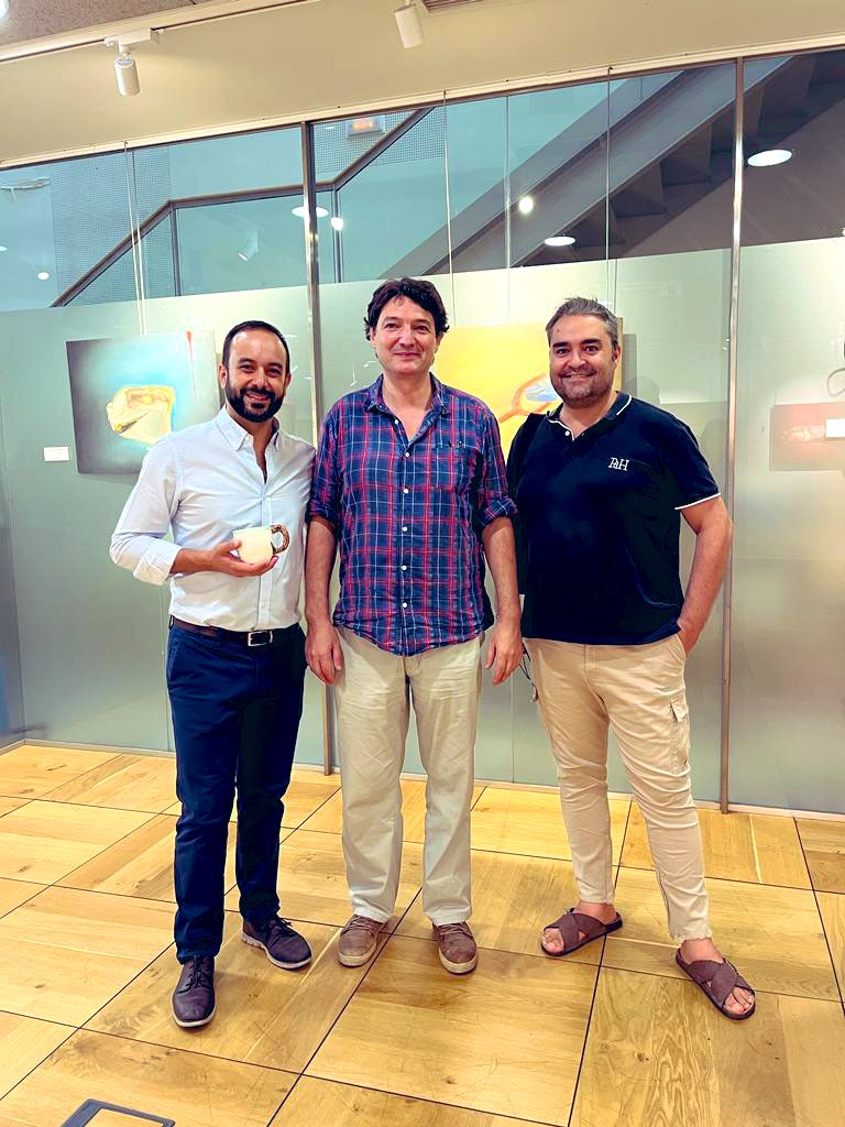 Hemos estado con Alberto Illescas Moreno.

Les invitamos a disfrutar de su maravillosa exposición #ROTO en la Biblioteca Ana María Matute de #Valdemoro.

El pintor y escultor toledano expresa la dimensión terapéutica que tiene el arte y que ha acabado siendo vocación de servicio.