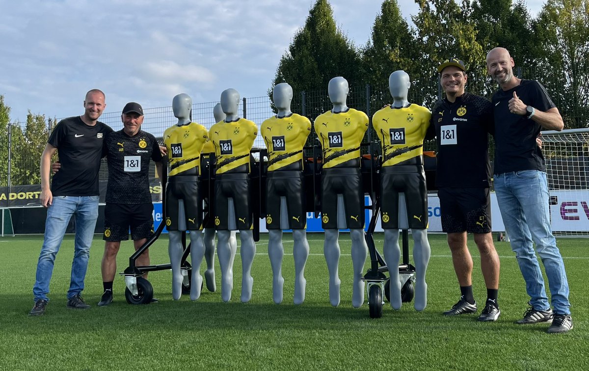 freekickpro_com's tweet photo. FRESH DELIVERY 🚛 🇩🇪 

@BVB will be training with FreeKickPro® from now on. We're delighted to see players, 1st team staff and academy embrace our product.

Training with match-like resistance is the new way of training free-kicks 💪 

🌐 https://t.co/nGfS4AP1nQ
#detailsmatter https://t.co/m5ve36mVfp