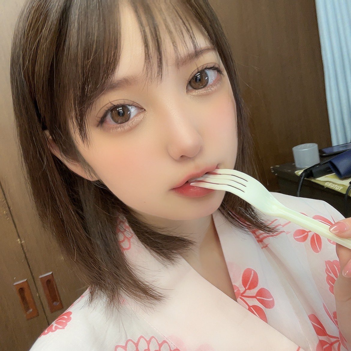 AVGO168's tweet photo. 她過去的藝名是結城莉緒奈（結城りおな），16歲就出道，清新氣質還被封為「佐佐木希第2」，因此拍片消息一出，立刻引起熱議。

#夢中的少女
#四宮有朱 #四宮ありす https://t.co/070rsRmZS5