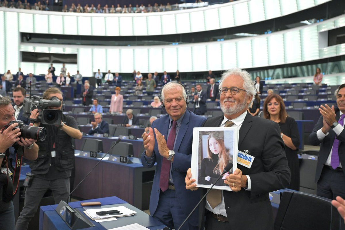 Colombian writer Héctor Abad was with human rights activist and fellow writer Victoria Amelina when she was killed by a Russian ballistic missile.

Héctor is telling the world about Victoria.

To save her memory &amp; to end this war.

I am honored that Hector is here with us today.