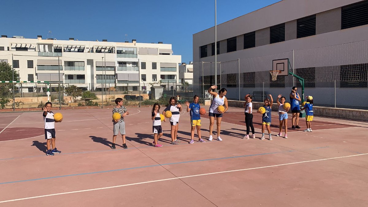 CB_Rincon's tweet photo. 👋 ¡Buenos días miércoles!

Las chicas del #PreminiFem de Maiki Arribas os saludan en este precioso día.

¡A disfrutar del baloncesto con ilusión y mucho trabajo para seguir mejorando!

🟡🔵 #SomosCBRV #CBRV https://t.co/6QxzeYjZYG