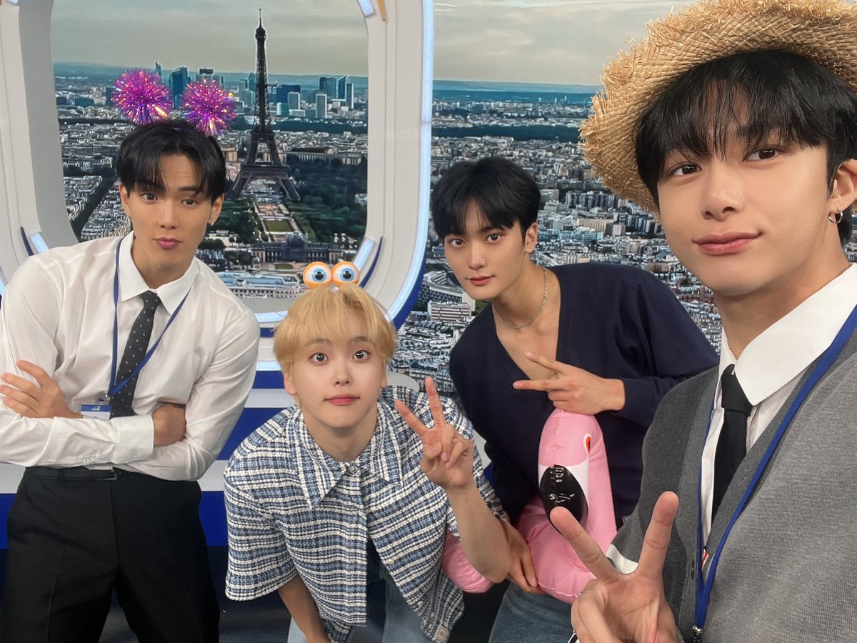 StudioK_twt's tweet photo. 두 신입사원과 소중한 고객님들의 셀카 타임📸
⠀
🛫몬말리는 여행사의 
천방지축 어리둥절 여행 상담 EP.08
💝잠시 후 저녁 7시 공개💝
⠀
👉🏻 https://t.co/wrb5vayTMi
⠀
#몬말리는여행사 #몬스타엑스 #셔누 #형원
#브레드 #미카엘
#크래비티 #CRAVITY #형준 #태영
@OfficialMonstaX @OfficialMonstaX @CRAVITYstarship