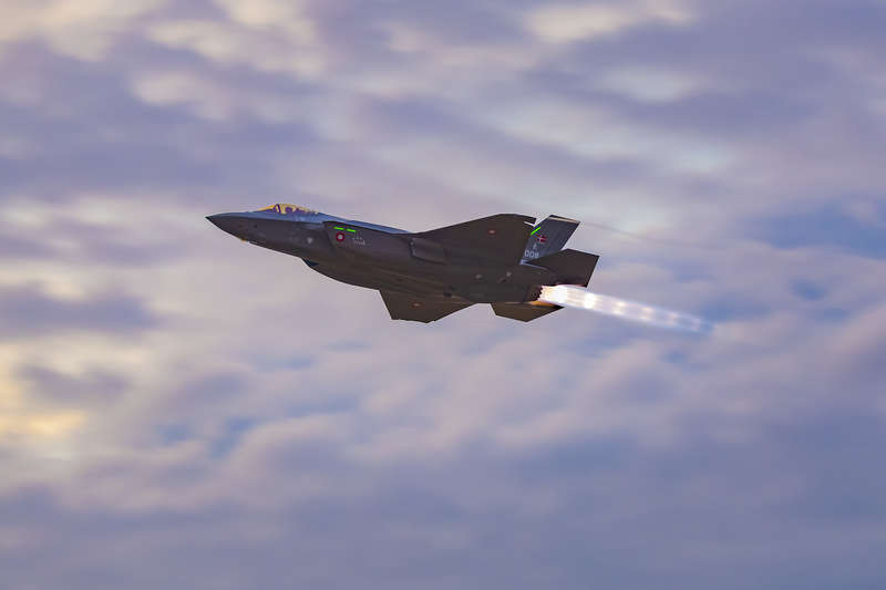 forsvaretdk's tweet photo. Fire af @forsvaretdk’s nye F-35 er lettet fra Luke Air Force Base i Arizona og er nu på vej mod Danmark. De forventes at lande på Flyvestation Skrydstrup i morgen omkring klokken 14.00.
#dkforsvar #værdatkæmpefor
Se mere på https://t.co/vzrjvEnikR: https://t.co/u9wEmMgVyA https://t.co/IZcs2IfnB3