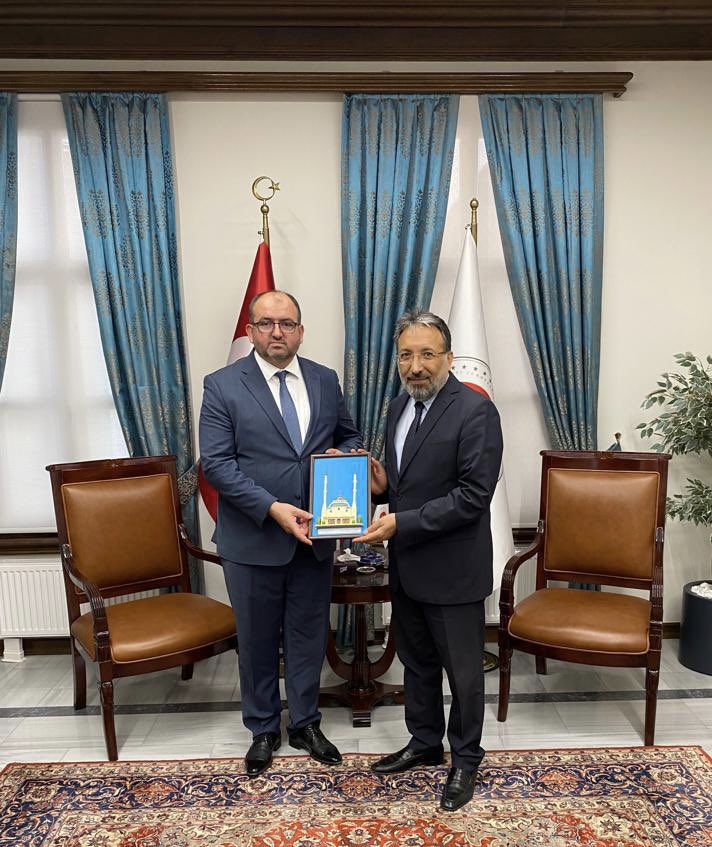 İstanbul İl Müftüsü Prof. Dr. Safi Arpaguş'u makamında ziyaret ettim.
Samimi bir ortamda gerçekleşen ziyarette müftülük faliyetleri hakkında bilgi alışverişinde bulunduk. Kendilerine misafirperverliklerinden dolayı teşekkür ediyorum.