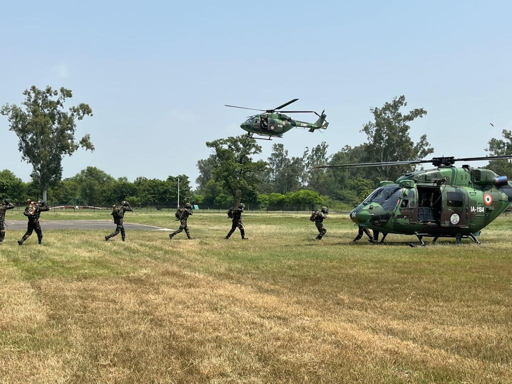 ZoyaAliKh's tweet photo. #PineWarriors and #ArmyAviation units practiced #HeliborneOperations &amp; #EnduranceExercises to #StrikeFastStrikeDeep into enemy territory #EnhancingOperationalReach.

 #OnPathToTransformation
#agniveer
#agnipath https://t.co/UaniBpweUk