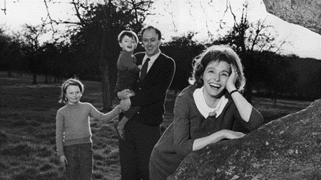 The Twits.
James and the Giant Peach.
Matilda.

Only one name comes to mind - Roald Dahl! But it may surprise you to know, that one of his most famous characters only came about after his wife Patricia Neal had a severe stroke that left her with aphasia. #RoaldDahlStoryDay 🧵1/3