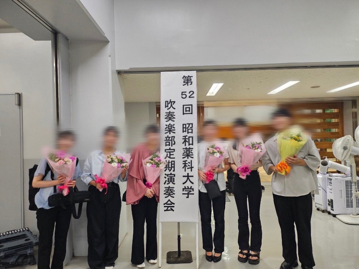 spuwindorch's tweet photo. 先日の定期演奏会で、現4年生、55期の先輩方が引退されました。コロナ禍故にかなり活動が制限されてしまった学年ではありますが、式典や定期演奏会などで共に演奏できたこと、とても嬉しく思っております🥲
先輩方の益々のご活躍をお祈り申し上げます。ありがとうございました！！！ https://t.co/LugxFCu2vt