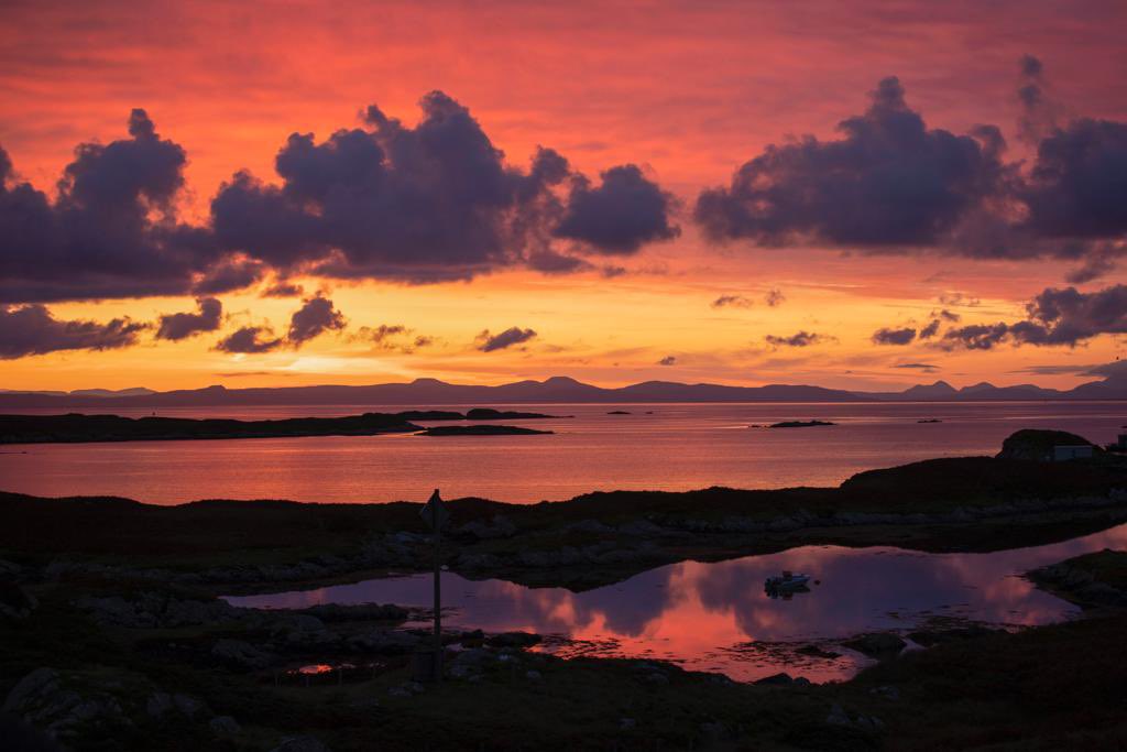 Timbercreate's tweet image. This morning’s view of sky over Skye as seen from here on #southuist 
@OuterHebs 
@VisitScotland