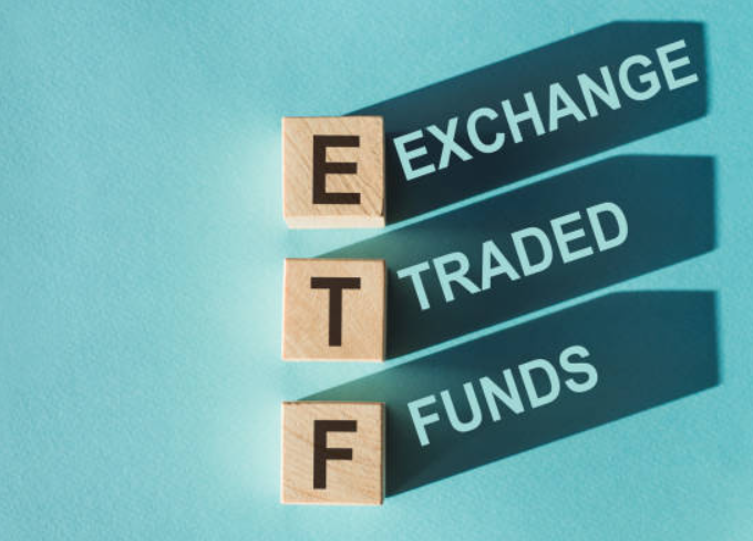 ETF 📊📚

¿Qué es un ETF?
¿En qué puede invertir un ETF? 
Características de los ETF.
Tipos de ETF. 
Conclusión. 

Veámoslo⬇️