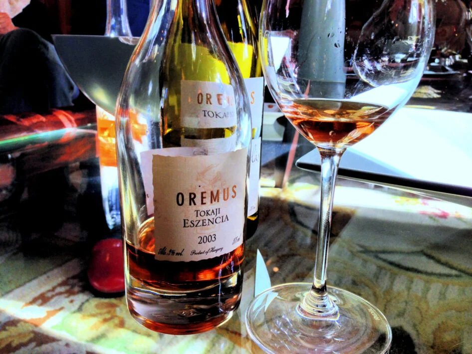 Islandwinestore's tweet image. Hungary's "Eszencia" is one of the sweetest wines in the world, with sugar levels sometimes exceeding those of condensed milk! 🇭🇺

Ever had a chance to try it? 🍷

#wine #winelover #winetasting #vino #winetime #winelovers #malvasia #wineoclock #winepairing #winelife #hungary