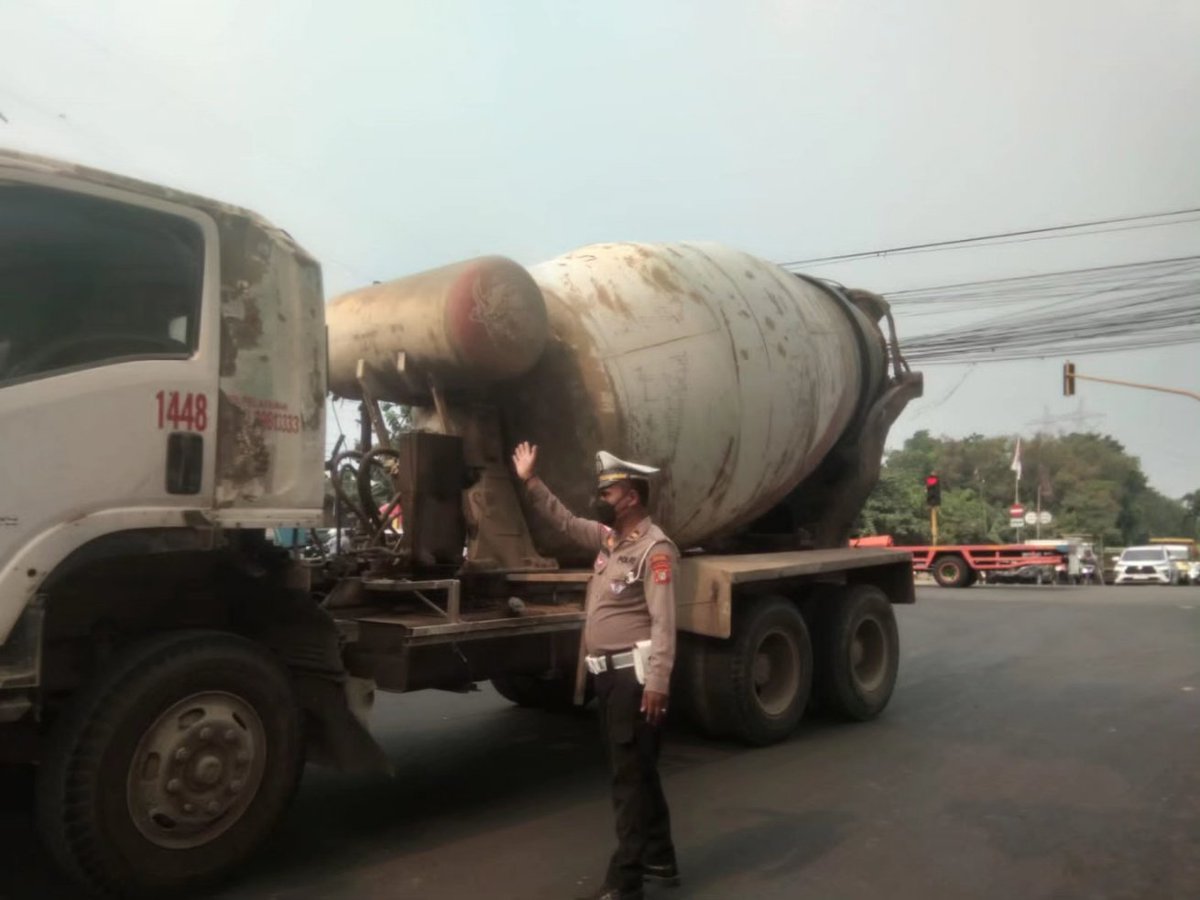 CisaukHumas's tweet photo. Unit Lantas Pimpinan *Iptu Sugiyono, beserta anggota Briptu Erlangga melaksanakan pengaturan lalin antisipasi Kemacetan jam rawan macet/jam pulang anak sekolah dan pulang kerja di Wilkum Polsek Cisauk  
Rabu 13/09/23
#kapolrestangerangselatan
#faisalfebrianto
#humasrestangsel https://t.co/VKKLE8tYOo