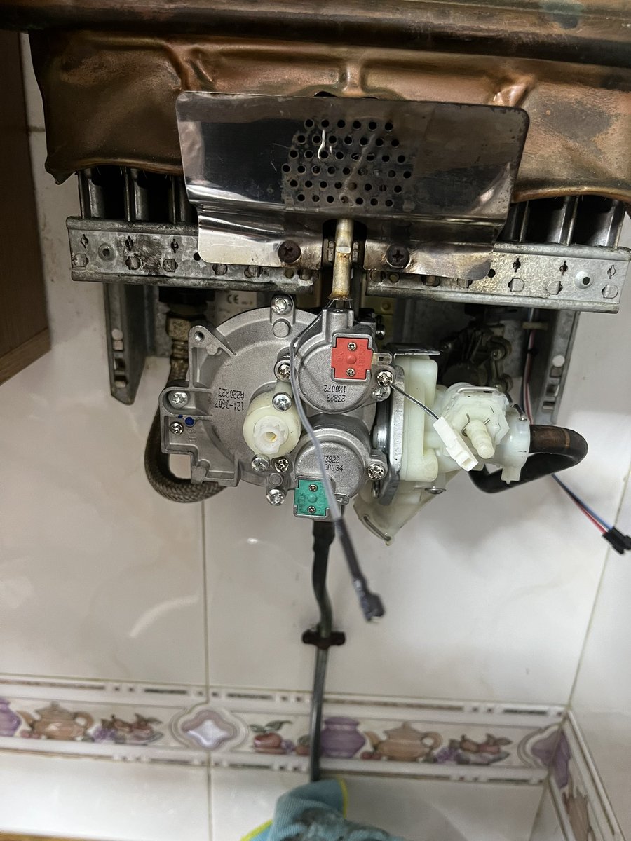 AsturconSat's tweet photo. En ocasiones, las pequeñas fugas de gas, lejos de dar olor, se inflaman, provocando desperfectos en los aparatos como se pueden observar. En los mantenimientos preventivos, se pueden detectar a tiempo, evitando problemas más graves y de peores consecuencias. https://t.co/qzvvcOjJbI