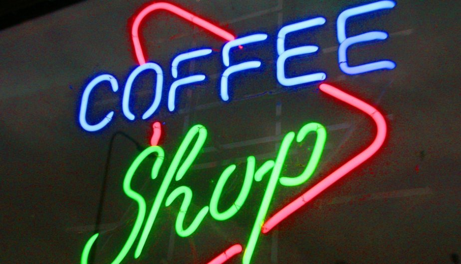 RaadvanState's tweet photo. De burgemeester van Roermond mocht de duur van exploitatievergunningen voor twee coffeeshops beperken tot vijf jaar met als doel de openbare orde en het woon- en leefklimaat te beschermen. Lees hier de uitspraak van de Afdeling bestuursrechtspraak.👇
https://t.co/1jaTwlWpJS https://t.co/Sw8ZDx7D4F