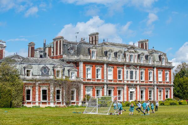 Tring Park School for the Performing Arts has published the dates for its Autumn Open Days, giving talented youngsters an opportunity to experience what the school has to offer > bit.ly/3sWu3zF #Tring #PerformingArts #OpenDays @tringparkschool