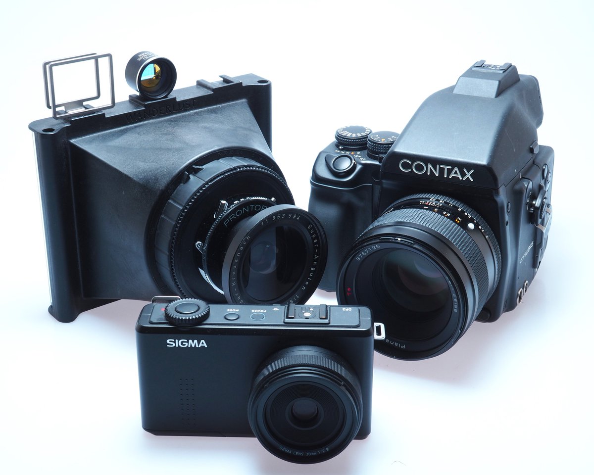 Ffordesphoto's tweet photo. This mornings slightly strange ideal collection of must have cameras, Sigma DP2 Merrill, Contax 645 and the Wanderlust Travelwide with 90mm lens.
#sigmadp2merrill #contax645 #wanderlusttravelwide #believeinfilm #largeformat #mediumformat #foveonsensor https://t.co/R6LLxUOY4H