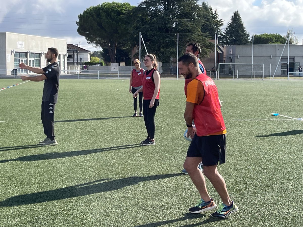#Emploi et #Rugby : sur la pelouse du stade de l’Union, demandeurs d’emploi et recruteurs jouent ensemble sans savoir qui est qui. Une manière de repérer des #savoiretre pour les recruteurs.#AvecPôleEmploi ⁦<a href="/Thierry_Lemerle/">Thierry Lemerle</a>⁩ ⁦<a href="/ccarol_emploi/">Christophe Carol</a>⁩ ⁦<a href="/senat_annick/">annick sénat</a>⁩