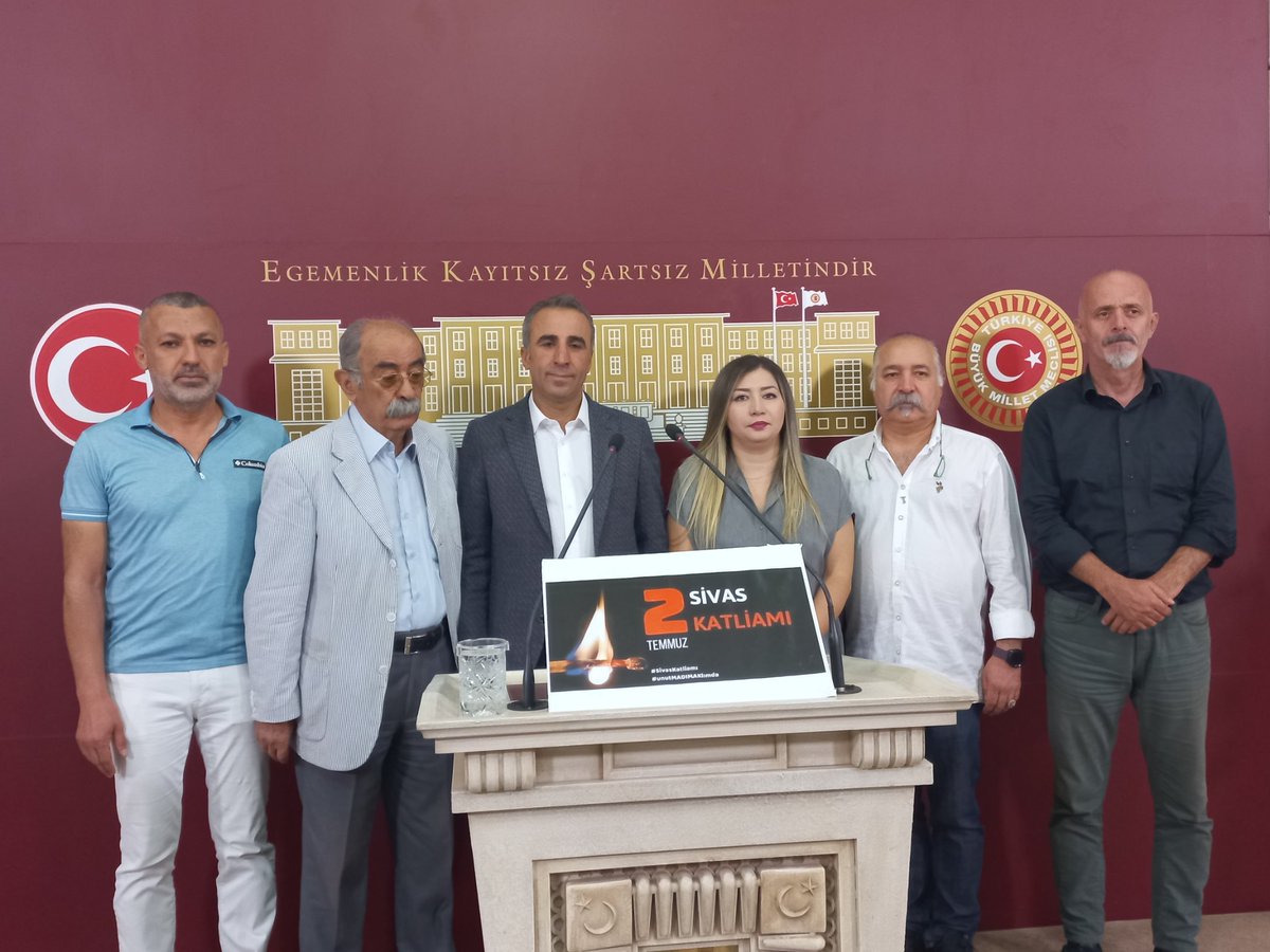 14 Eylül Perşembe günü saat.14:00'da Ankara adliyesinde görülecek Madımak Katliamı davası vesilesiyle Yeşil Sol Parti Milletvekili Celal Fırat ve beraberindeki Alevi kurum temsilcileri TBMM'de basın toplantısı düzenledi.
<a href="/psakd1988/">PSAKD Genel Merkez</a> 
<a href="/CelalFrt/">Celal Fırat</a> 
<a href="/alevibektasi_f/">Alevi Bektaşi Federasyonu - ABF</a> 
<a href="/ERCECUMA/">CUMA ERÇE</a> 
<a href="/velibs/">veli büyükşahin</a>