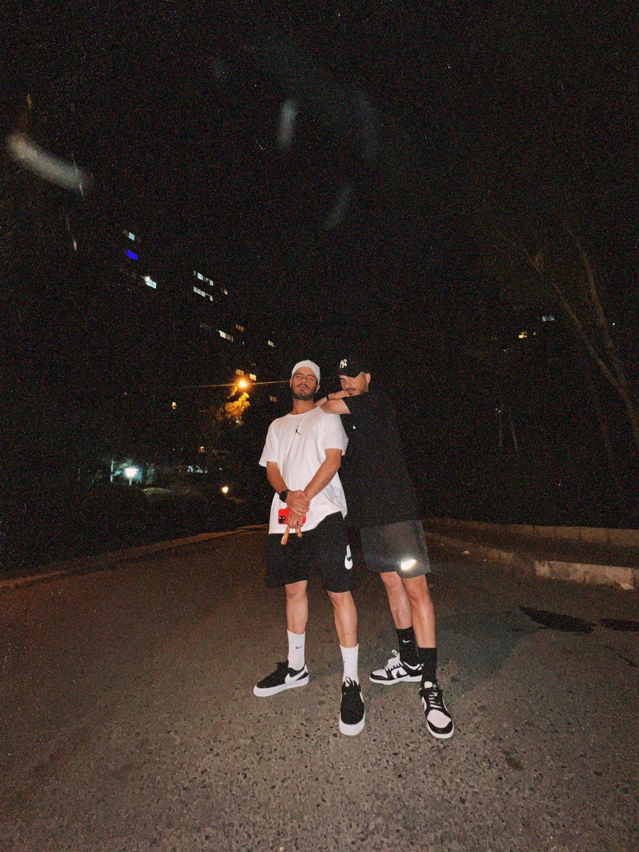 JavadKeshavarrz's tweet image. خوش به حال شهری که چشمات به آسمون شبش خیره شده 
#Mytwin