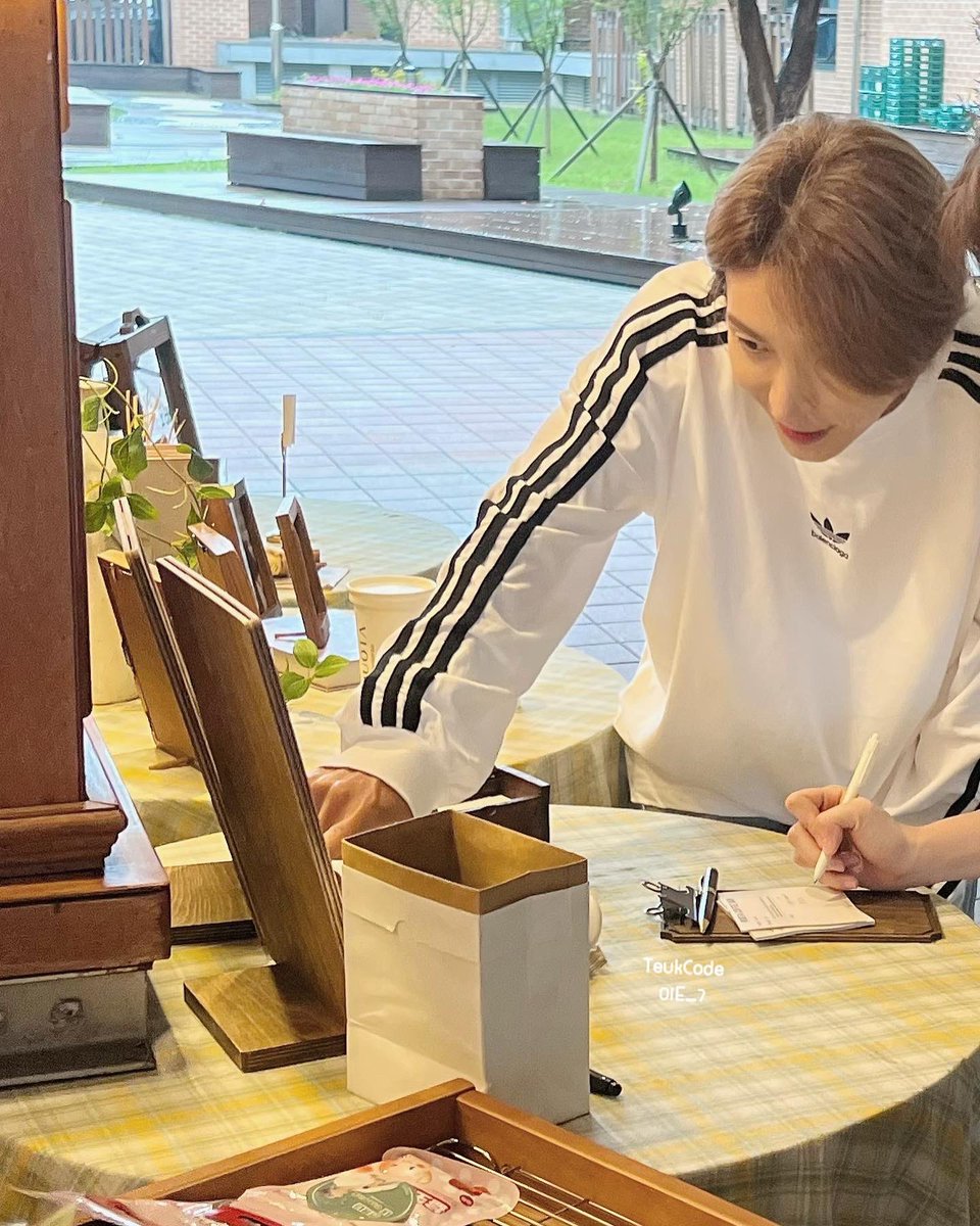 teukcode01E_7's tweet photo. 0913Fanpick
For detail support story of today’s Leeteuk coffee truck, please check Instagram : teukcode01e_7
https://t.co/1PuytO0XhN
#이특 #leeteuk #superjunior #슈퍼주니어 #イトゥク #teukcode01e_7 https://t.co/M7JaUAnUUZ